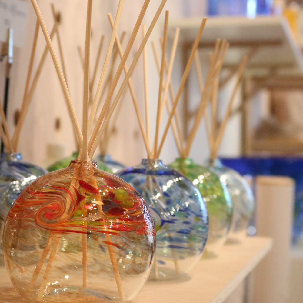 Elements diffusers on a shelf. 